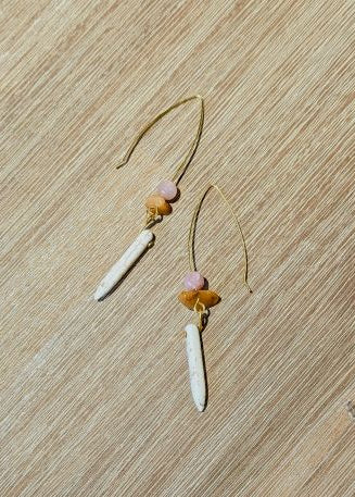 Oorbellen met natuursteentjes en howliet spikes