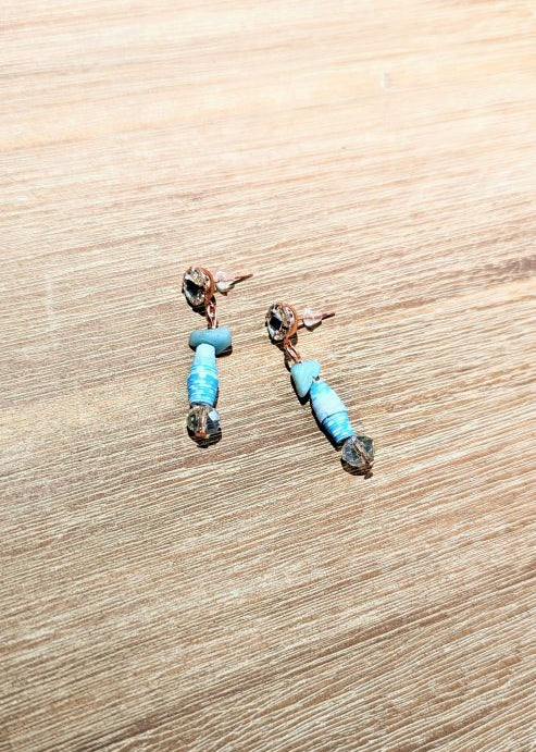 Oorstekers met geslepen glassteentjes, handgemaakte papieren kralen, facetglaskralen en natuursteentjes