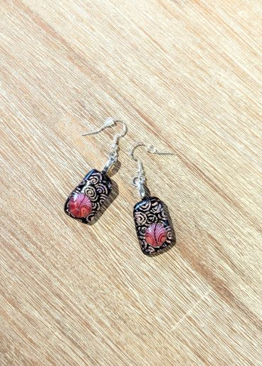 Handgemaakte oorbellen met dichroic glas en millefiori blaadjes