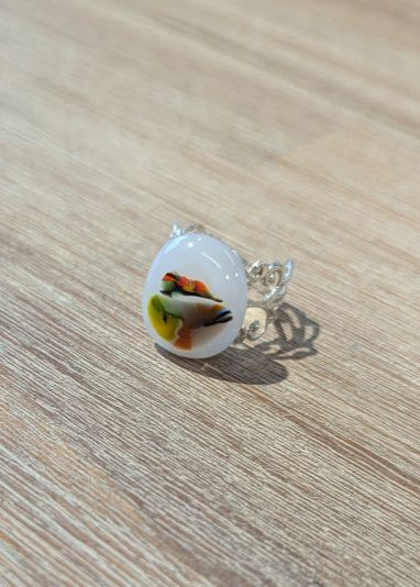 Handgemaakte ring in glas met millefiori vogeltje