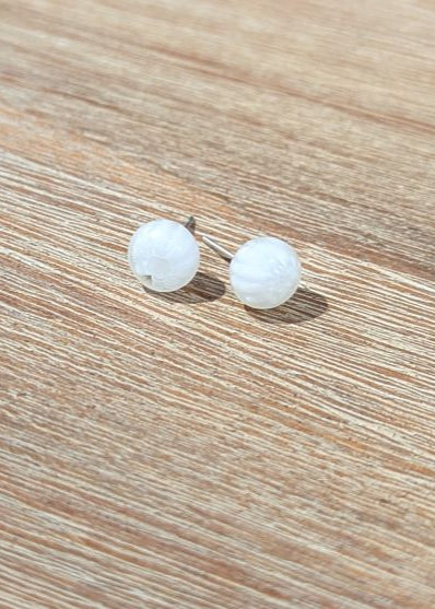Handgemaakte oorbellen in glas, knopjes met witte millefiori bloempjes
