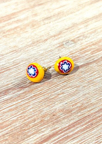 Handgemaakte oorbellen knopjes in glas met millefiori bloempjes