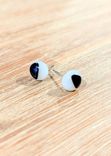 Handgemaakte oorbellen knopjes met blauw-zwart dichroic glas