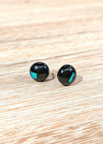 Handgemaakte oorbellen knopjes met groen dichroic glas en glittertjes