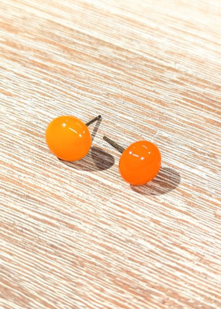 Handgemaakte oorbellen in glas, knopjes oranje licht-donker