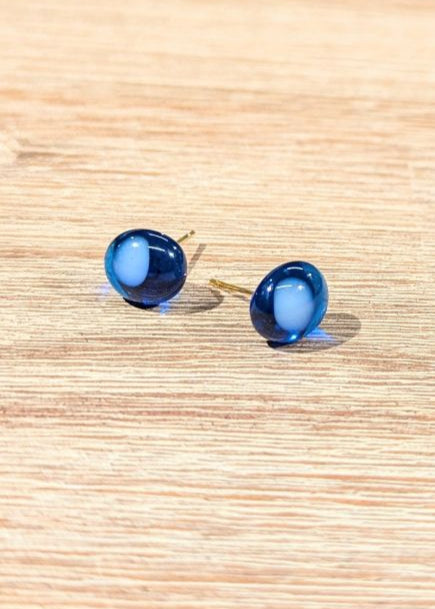 Handgemaakte oorbellen knopjes blauw doorzichtig glas met wit detail