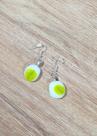 Handgemaakte oorbellen in glas met millefiori blaadjes