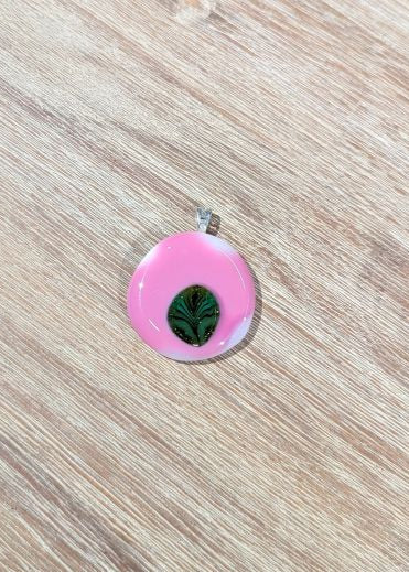 Handgemaakte hanger in glas met millefiori blaadje groen met glittertjes