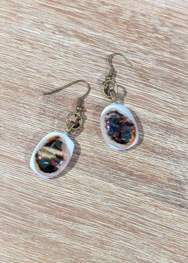 Handgemaakte oorbellen in glas met tafereeltje in warme tinten