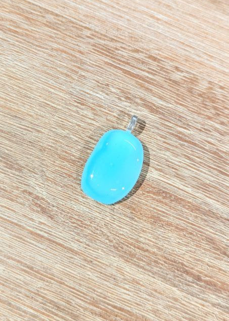 Handgemaakte hanger in glas opaal blauw