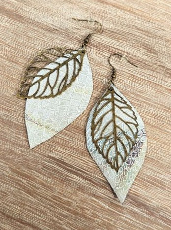 Handgemaakte oorbellen in leder met bronzen blaadjes