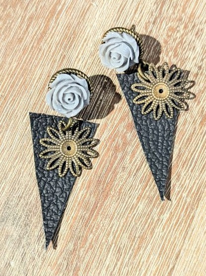 Handgemaakte oorbellen in leder met lichtgrijze cabochon roosjes en bronzen bloempjes