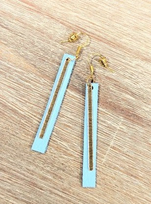 Handgemaakte oorbellen in leder pastelblauw