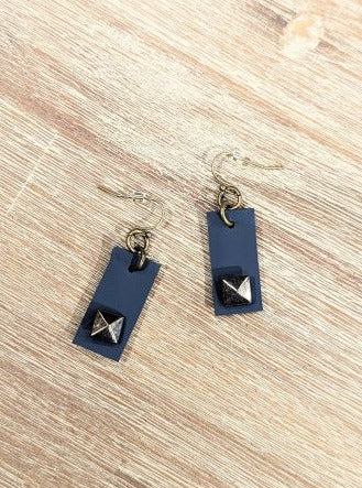 Handgemaakte oorbellen in skai met stoere studs