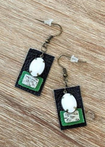 Handgemaakte oorbellen in leder met cabochons