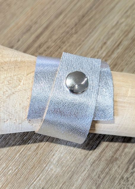 Handgemaakte armband in leder zilver
