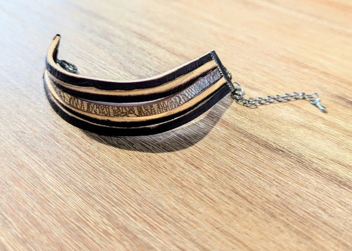Handgemaakte armband in leder met bronzen fantasiemotief