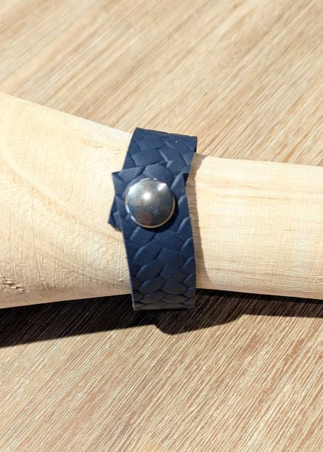 Handgemaakte armband in blauwe skai met gevlochten motief