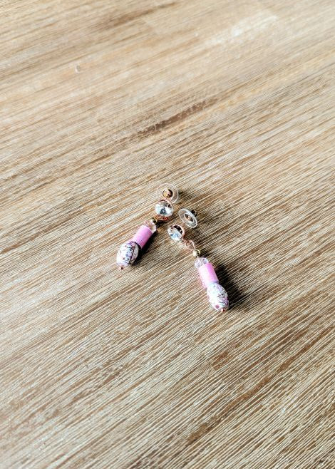 Oorstekers met geslepen glassteentjes, handgemaakte papieren kralen, facetglaskralen en Japanse keramiekkralen