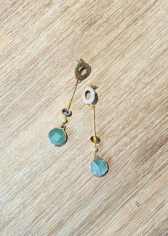 Oorbellen met natuur- en facetglaskralen en cabochons met geslepen jadestenen