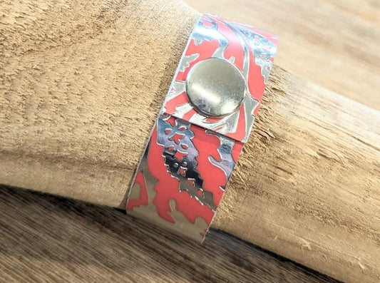 Handgemaakte armband in leder met fantasiemotief