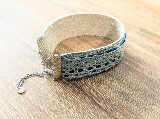 Handgemaakte armband in leder met krokodilmotief en kant