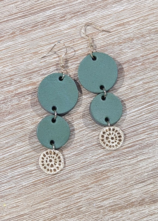 Handgemaakte lederen oorbellen met rosé garnituur