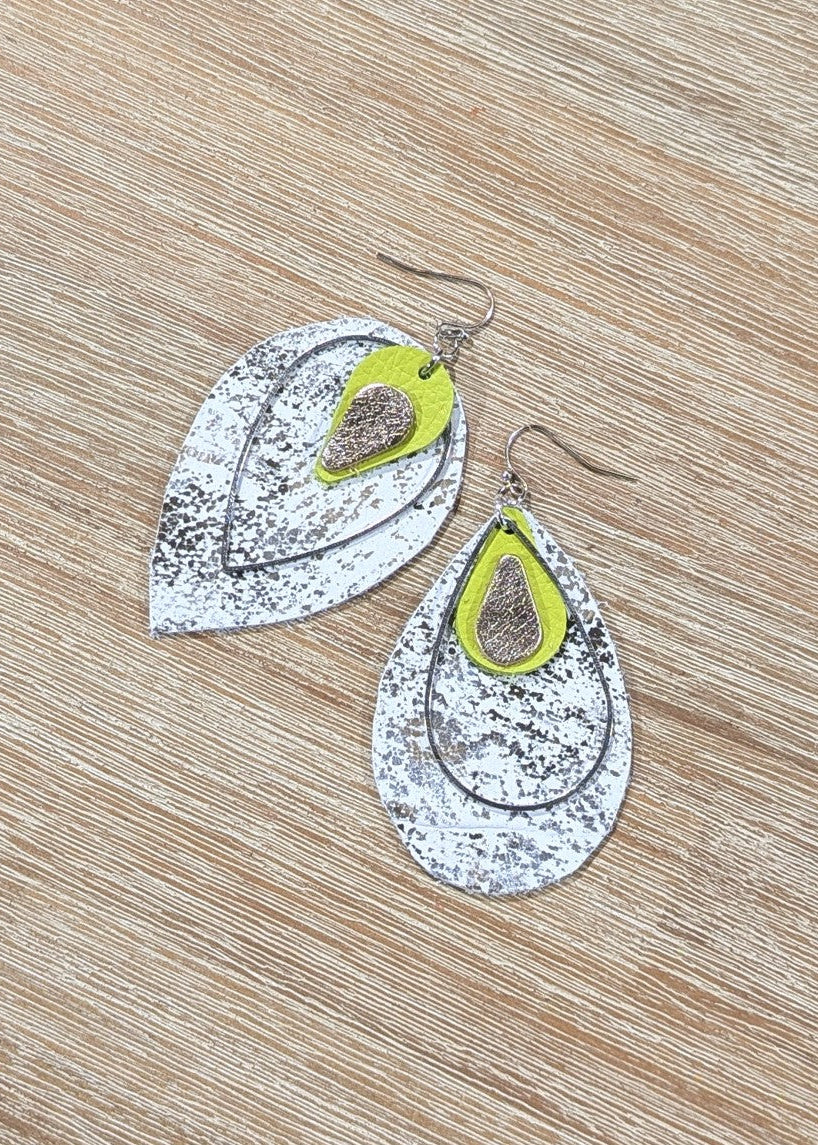 Handgemaakte druppelvormige lederen oorbellen met roséprint