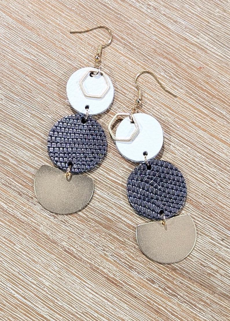 Handgemaakte lederen oorbellen met rosé garnituur